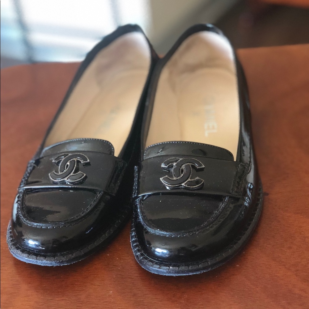 Black leather Chanel 37 loafers!